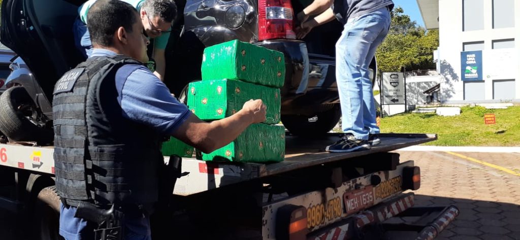 Envolvido em acidente, carro carregado com droga é levado para delegacia