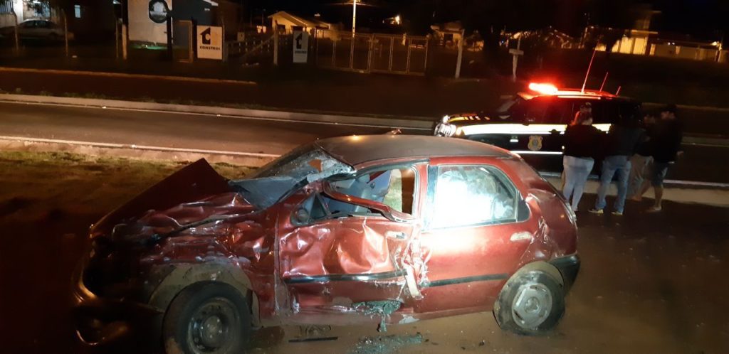 Caminhão e carro batem na BR-373, em Candói