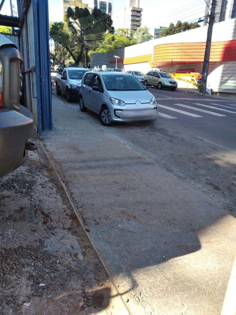 Morador reclama de carro parado na faixa de pedestre