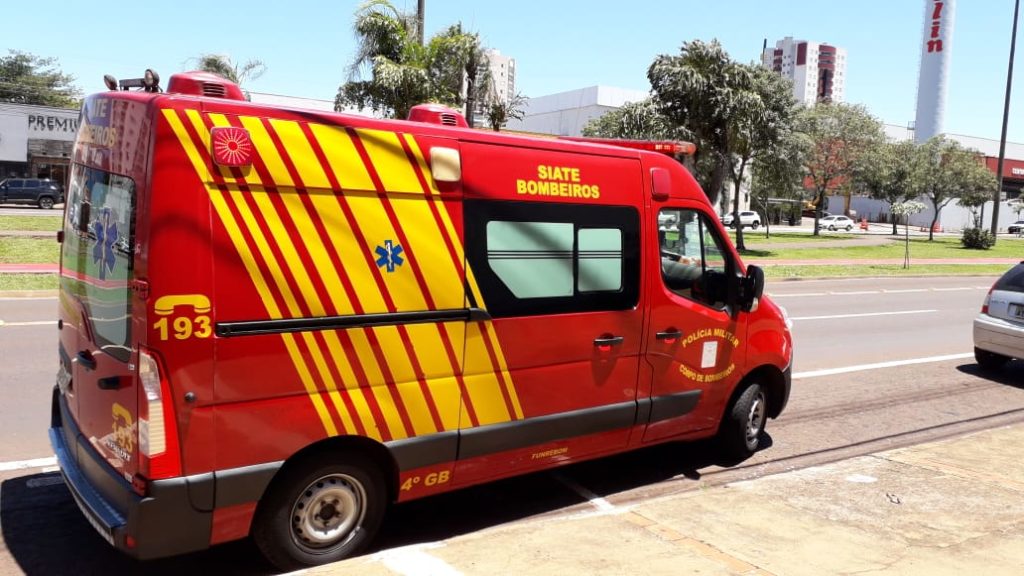 Idoso cai é socorrido pelo Siate, na Avenida Tancredo Neves