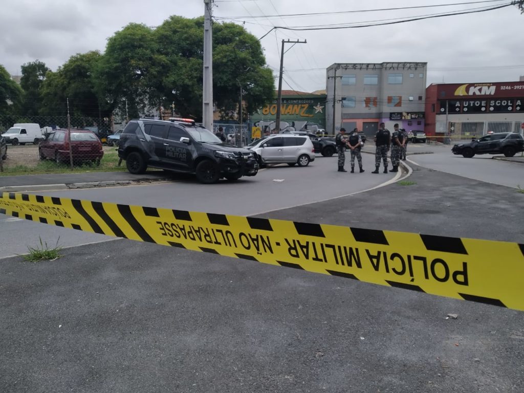 Suspeitos em carro roubado morrem em troca de tiros com a PM