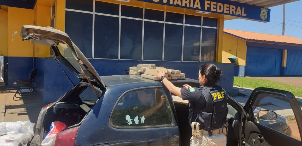 Santa Terezinha de Itaipu: PRF encontra maconha em fundo falso de automóvel
