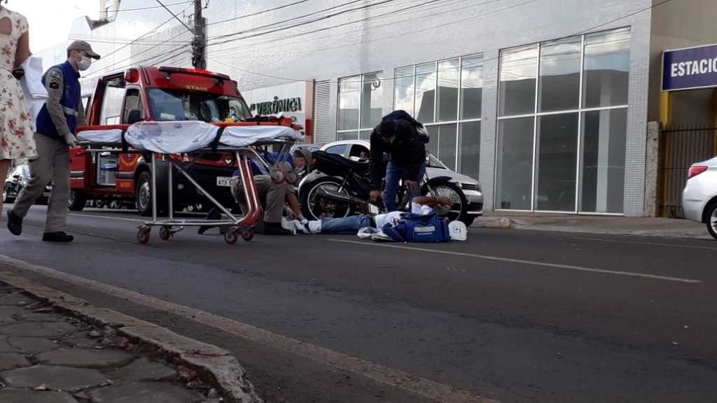 Caminhonete e moto batem na Rua Erechim, no centro