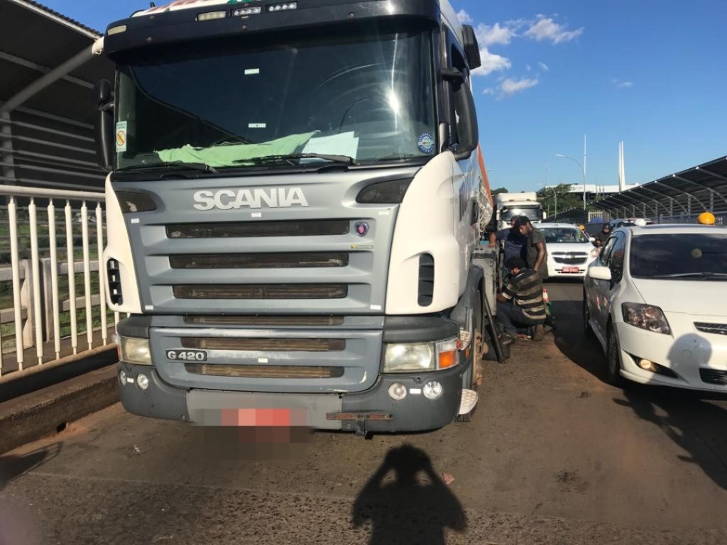 Ponta de eixo de caminhão quebra e interdita Ponte Internacional da Amizade