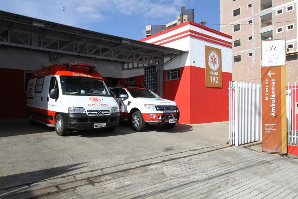 Ambulância do Samu se envolve em acidente no Centro de Ponta Grossa