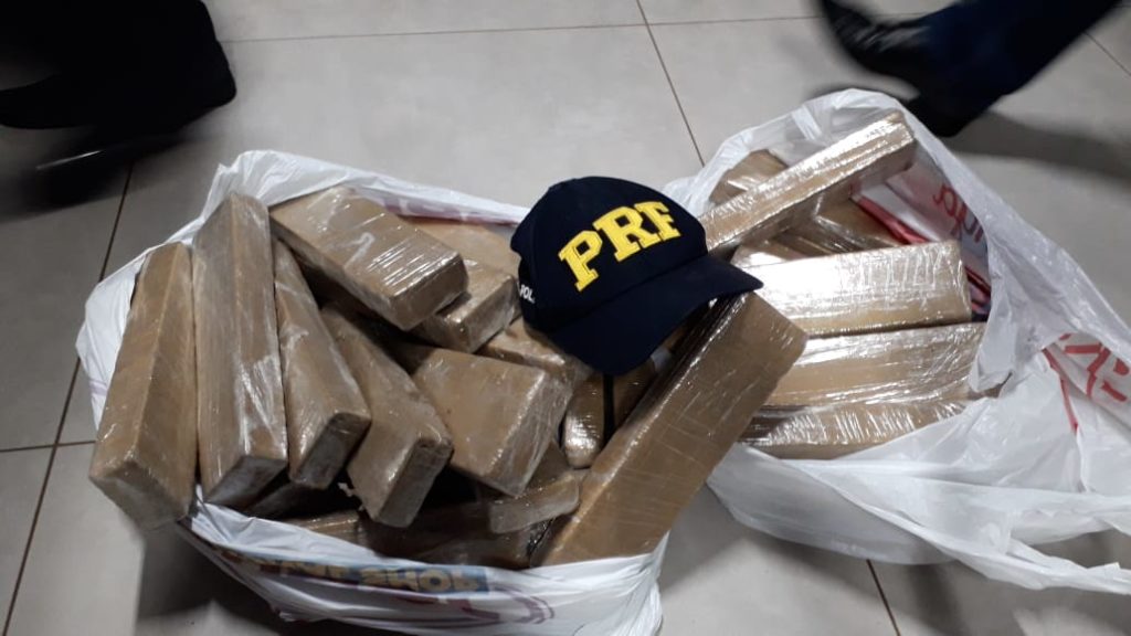 Homem é preso transportando vinte quilos de maconha em porta-malas de Polo