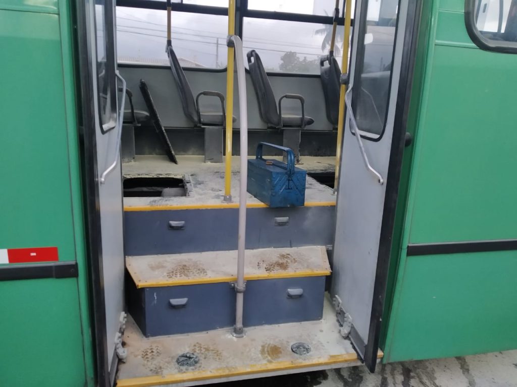 Incêndio em ônibus assusta passageiros e morador de rua ajuda a controlar o fogo