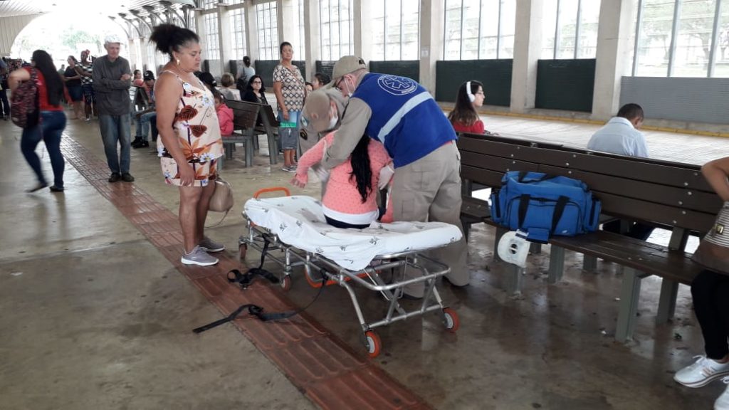 Mulher que se feriu em ônibus é socorrida pelos bombeiros