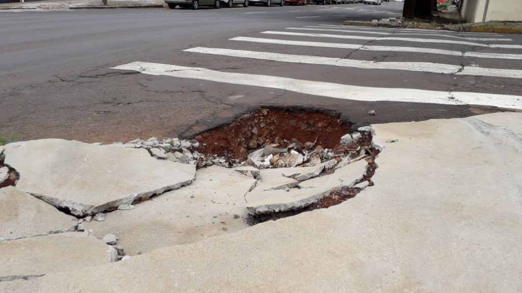Cratera se forma em cruzamento no Centro de Cascavel