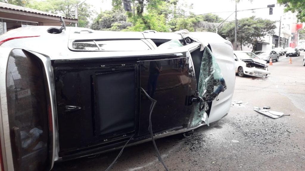 Forte batida: Sportage tomba em colisão com Fiesta, no centro de Cascavel