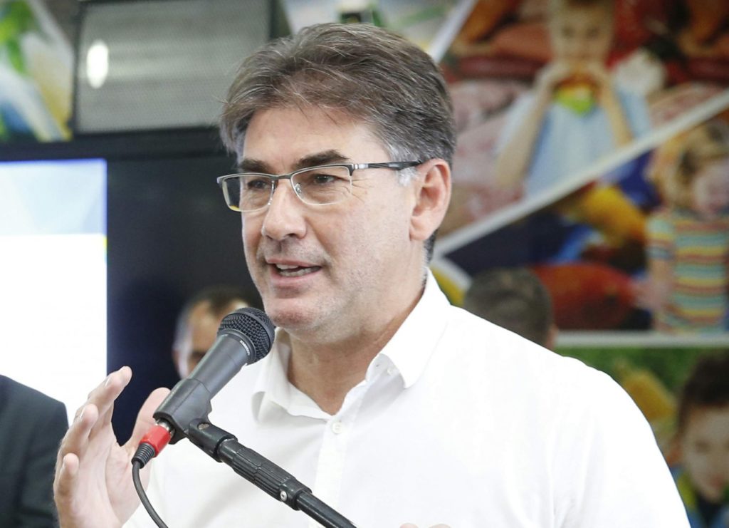 Justiça manda Facebook identificar telefone que dispara montagens contra Paranhos