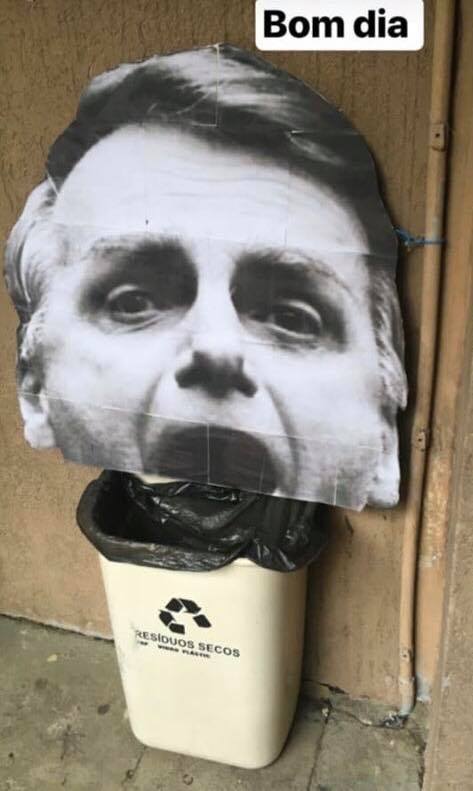 Colégio estadual usa foto de Bolsonaro para ‘ilustrar’ lata de lixo Imagem referente a Colégio estadual usa foto de Bolsonaro para ‘ilustrar’ lata de lixo