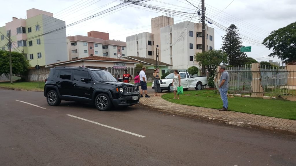 Dois veículos batem na região do Coqueiral