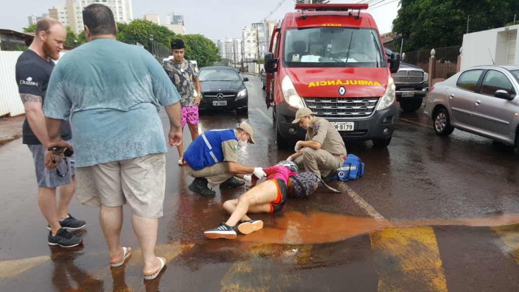 Mulher sofre queda de moto após passar em quebra-molas