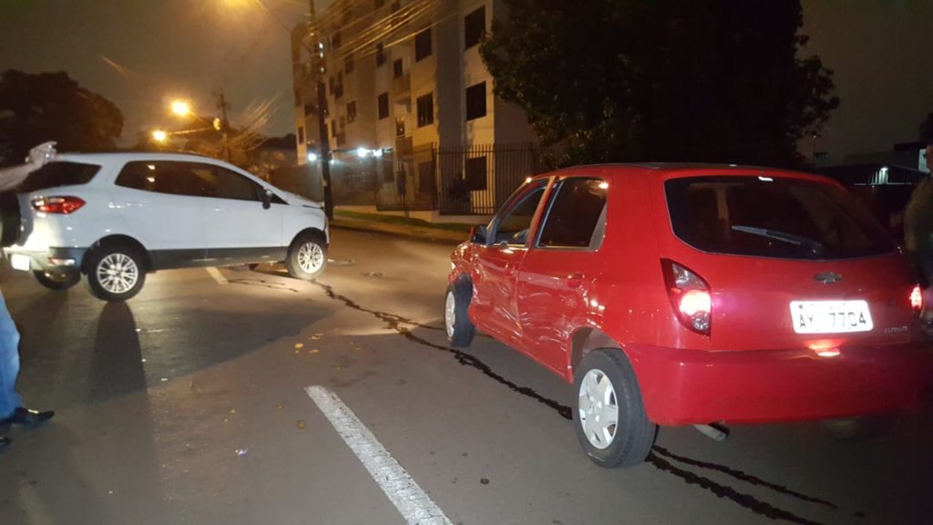Celta e Ecosport batem em cruzamento no Centro