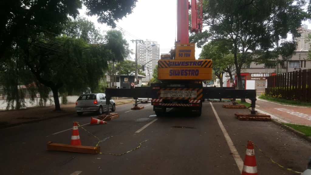 Guindaste interdita parcialmente Rua Minas Gerais, no centro
