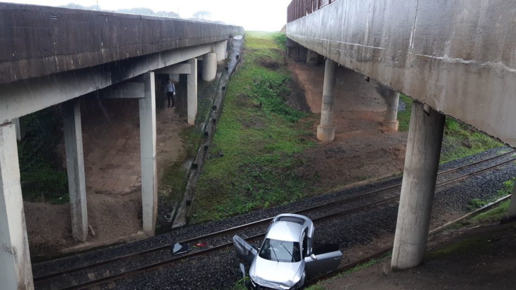 Vídeo: veículo esportivo recém-comprado sai da pista e cai entre viadutos, sendo atingido por trem