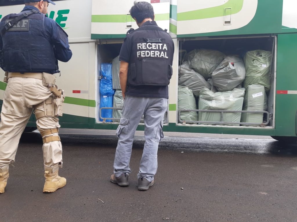 PRF e Receita Federal apreendem ônibus abarrotado de mercadorias contrabandeadas