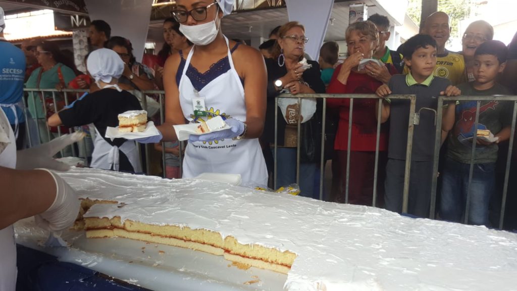 População prestigia tradicional bolo de aniversário de Cascavel