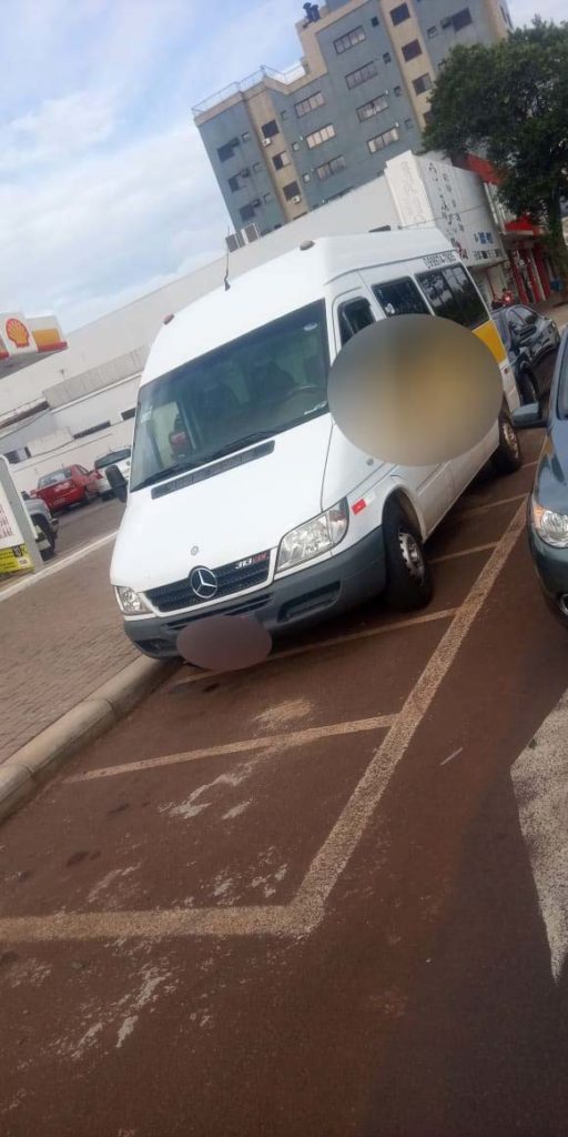 Morador flagra van escolar em vaga destinada para motos