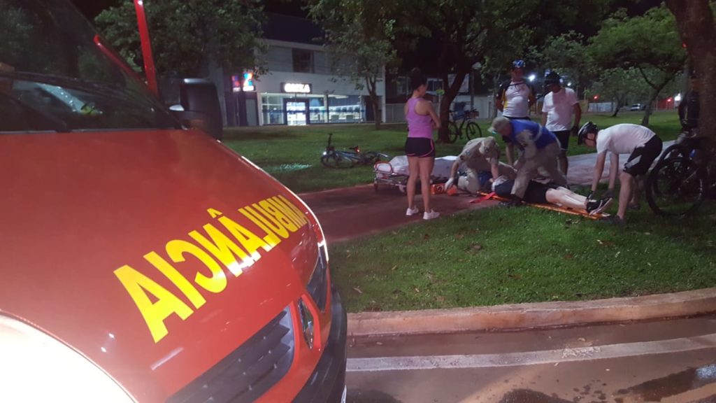 Mulher é socorrida na ciclovia da Av. Tancredo Neves