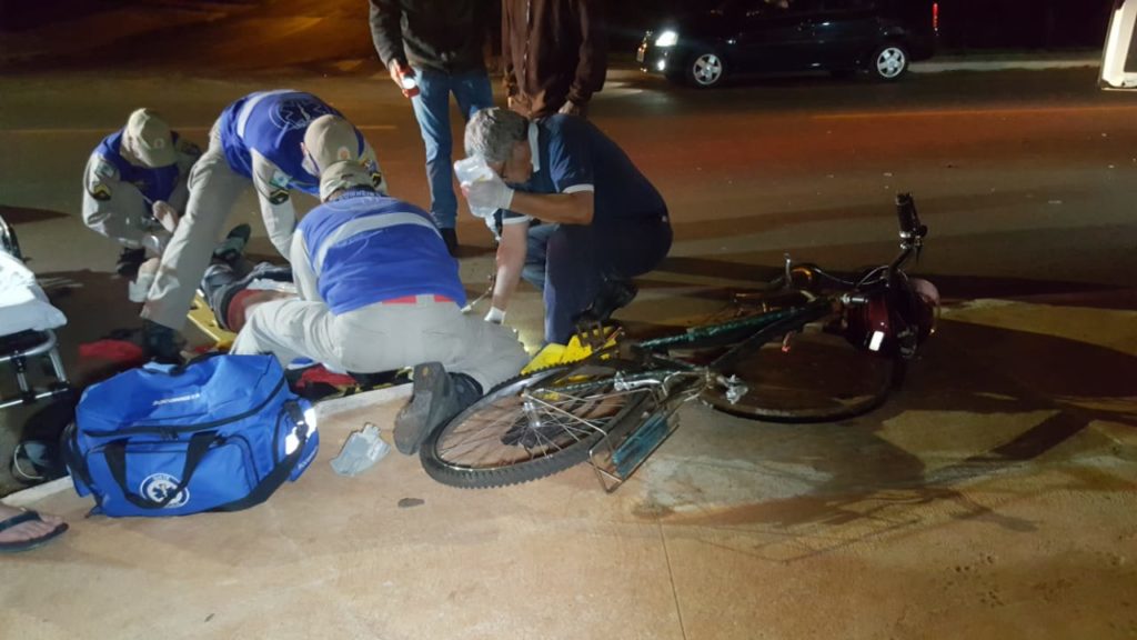 Ciclista fratura o fêmur em acidente de trânsito na Rua Ipanema