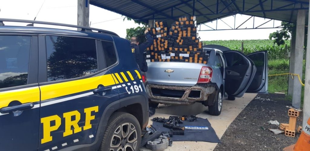 PRF encontra 196 celulares em fundo falso de automóvel, em Céu Azul
