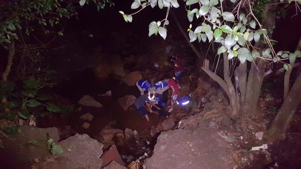 Mulher tenta fugir de disparo de arma de fogo e cai em córrego, no Jardim Colmeia
