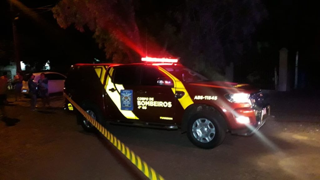 Casa de madeira é destruída por incêndio no Bairro Neva