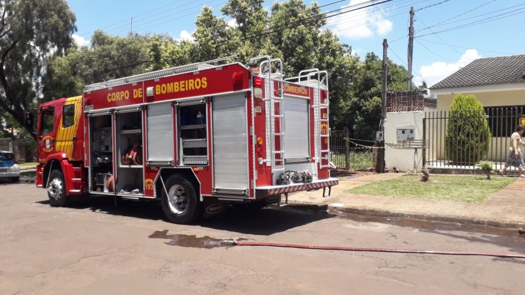 Bombeiros retornam a imóvel que pegou fogo no Bairro Neva