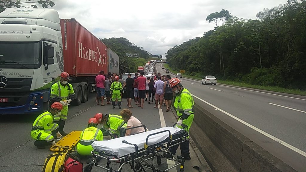 Motociclista fica gravemente ferido ao cair na BR-376, em Guaratuba