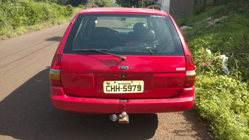Internauta relata que carro está abandonado há 3 dias no Periolo
