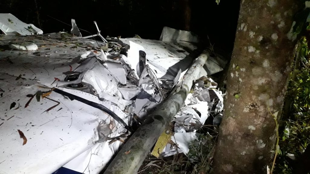 Destruição: veja o que sobrou da aeronave que caiu na área rural de Cascavel