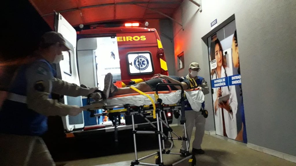 Motociclista é levado à UPA Brasília ao sofrer queda na BR-467