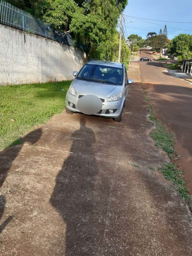 Morador reclama de carro parado em calçada