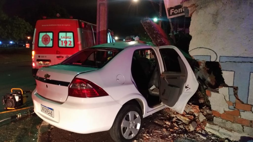 Carro bate contra muro e motorista morre em Curitiba; passageiros ficam feridos