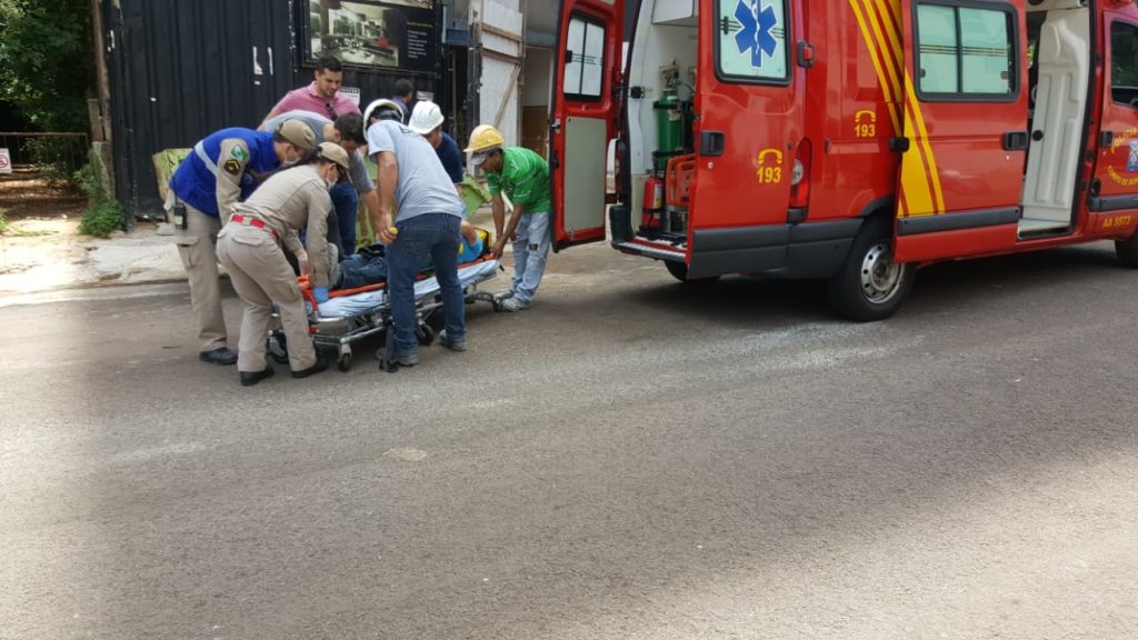 Queda de plano elevado mobiliza socorristas do Siate, na Rua Olavo Bilac