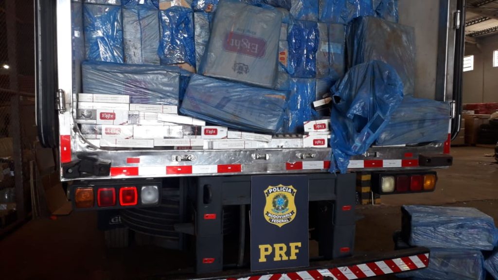 PRF e Polícia Civil apreendem carreta com R$ 3 milhões em cigarros