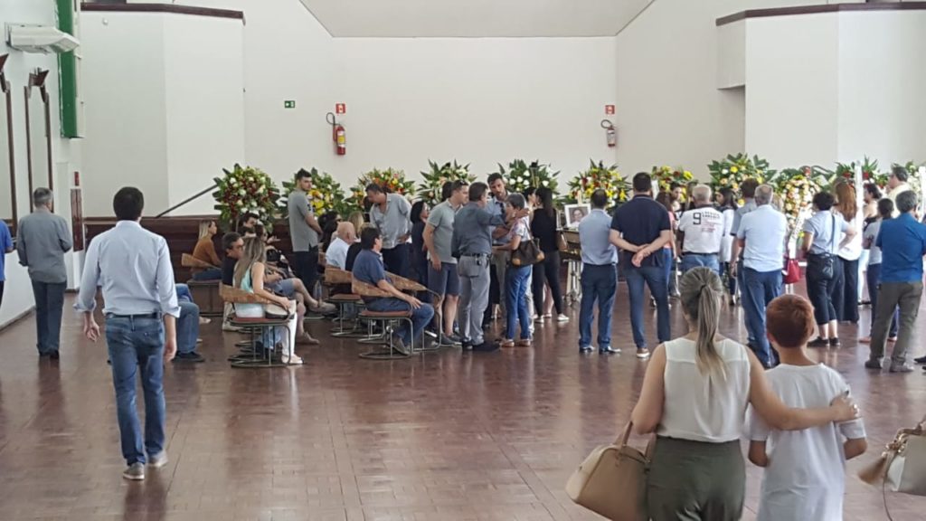 Queda de avião: Amigos e familiares se despedem de Eduardo e Fernanda Philippi