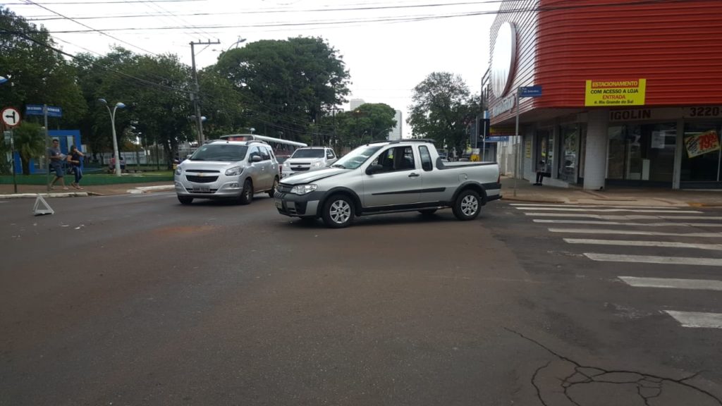 Carros se envolvem em colisão na Região Central