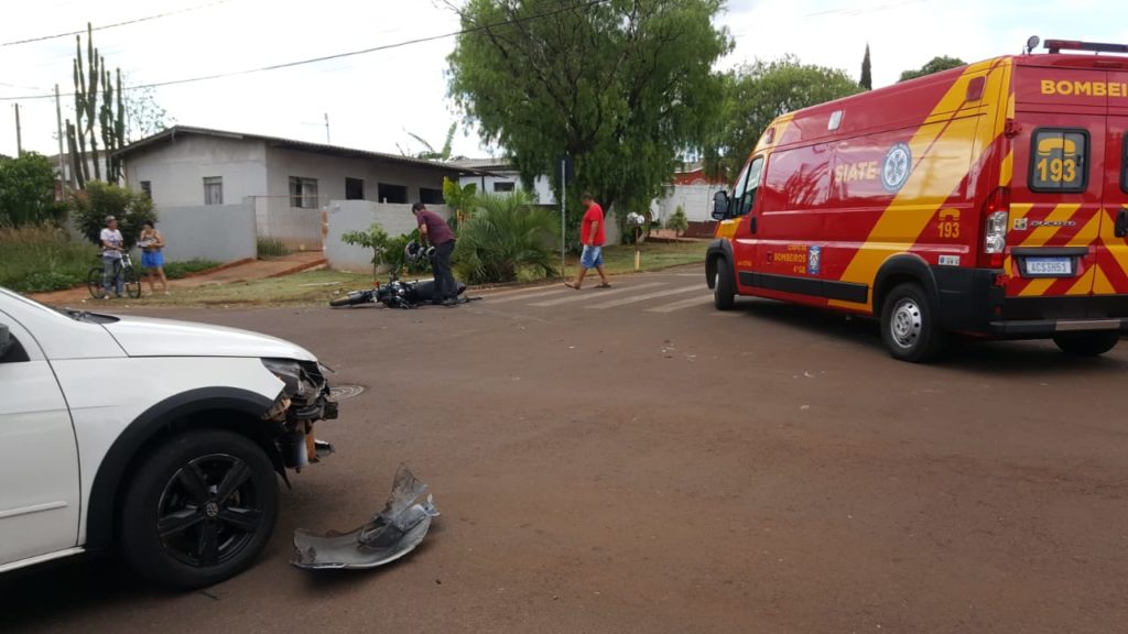 Colisão entre carro e moto deixa duas pessoas feridas no Brasília
