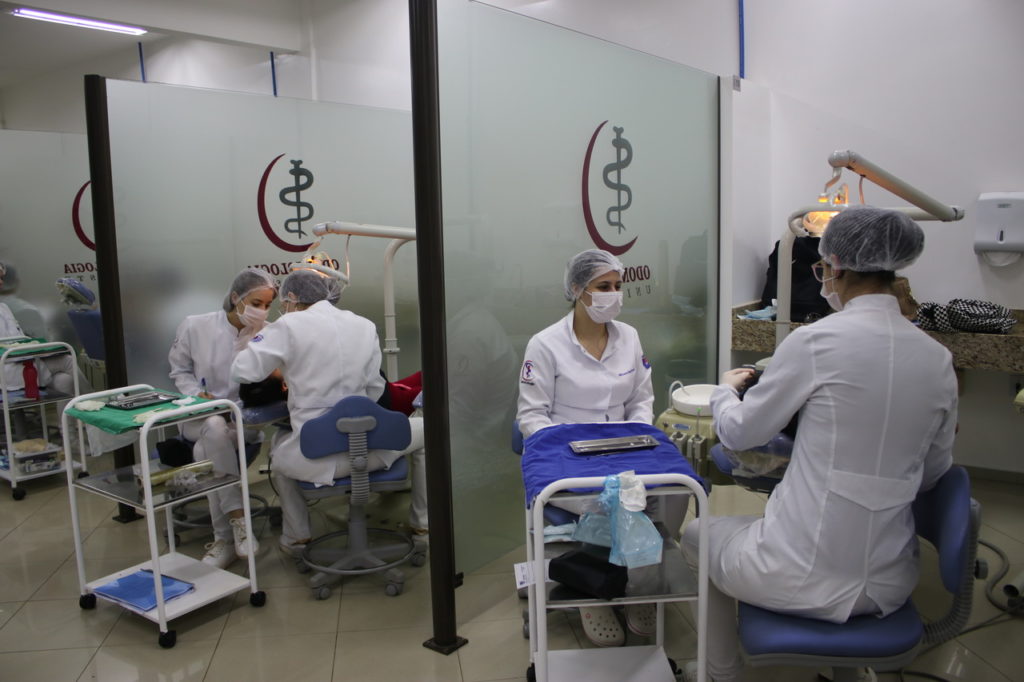 Clínica de Odontologia da Unioeste realiza triagem para extração de dente