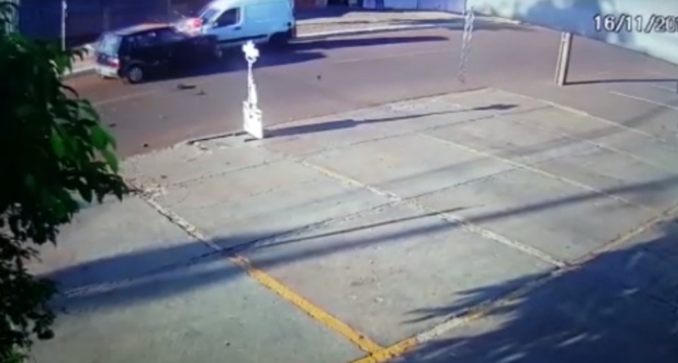 Motociclista é arremessado violentamente contra carro em acidente no Cascavel Velho