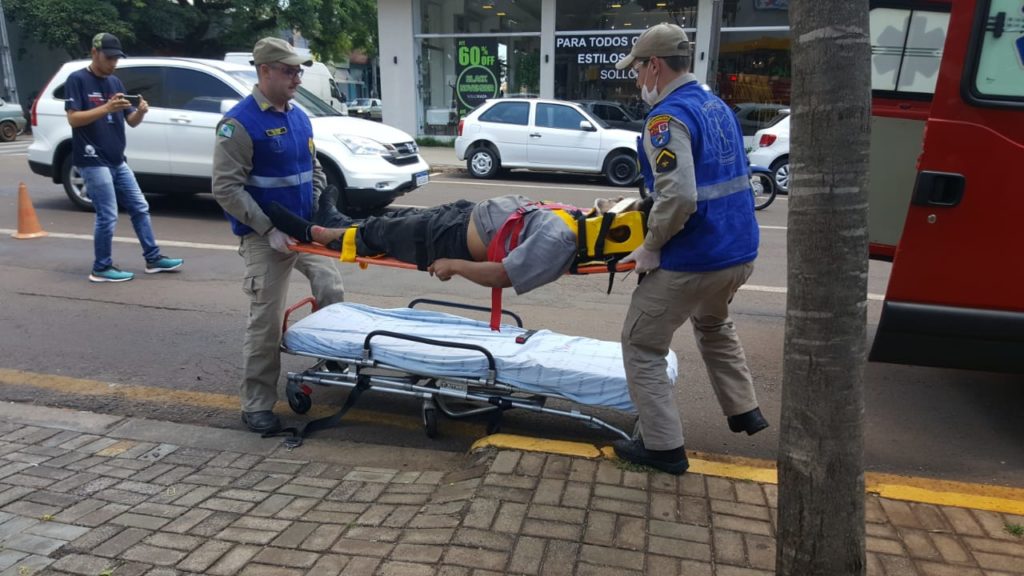 Carro e moto batem no cruzamento das ruas Visconde de Guarapuava e Paraná