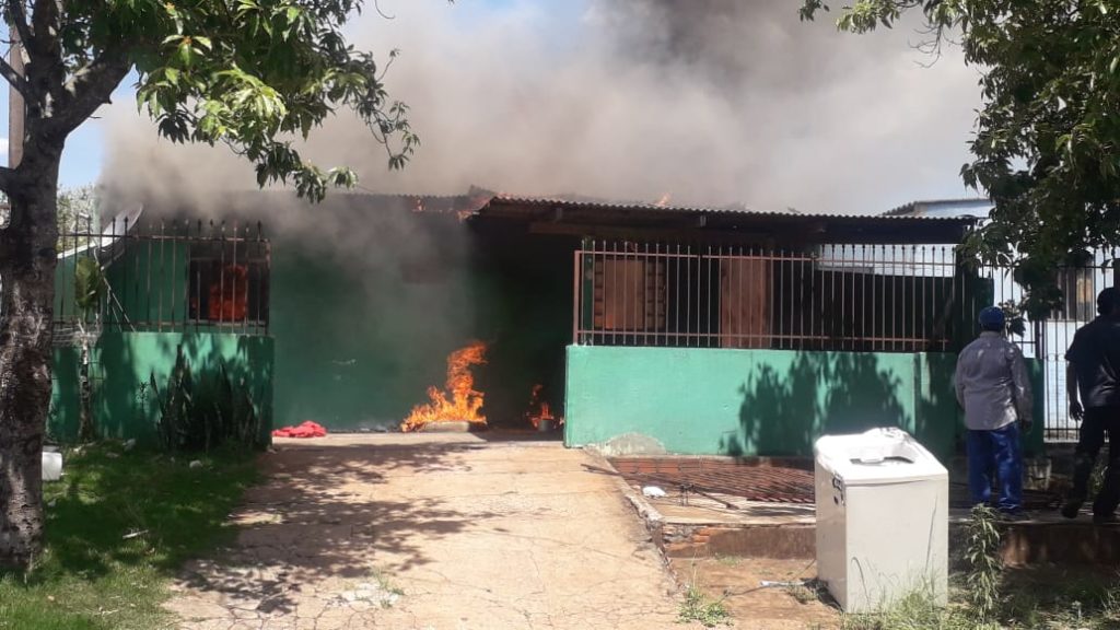 Casa é atingida por incêndio na região do Coqueiral