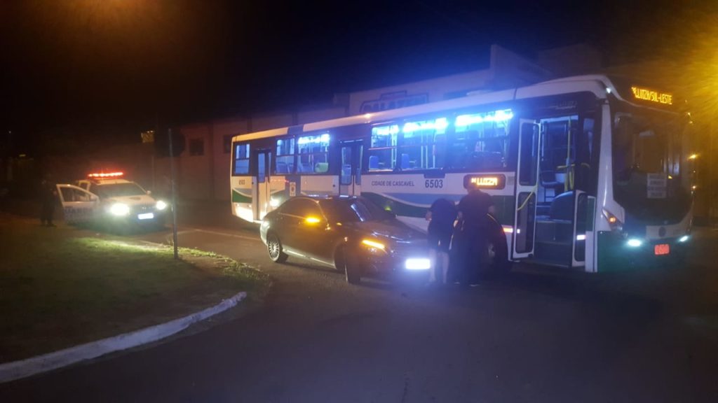 Mercedes e ônibus batem em cruzamento no Bairro Pacaembu