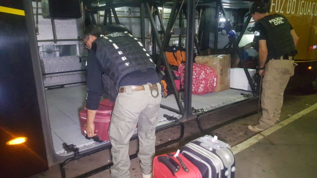 Denarc realiza fiscalização a ônibus na Rodoviária de Cascavel