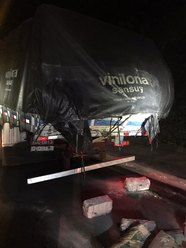 Acidente entre caminhões deixa ferido na BR-277, em Balsa Nova