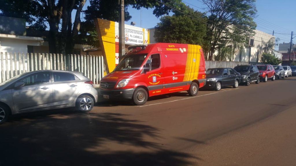 Ciclista se fere ao colidir em porta de carro estacionado