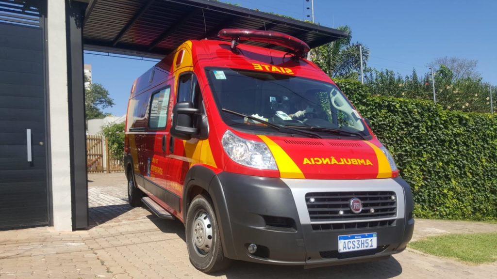 Mulher cai de uma altura de quatro metros e é socorrida pelo Siate, no Centro